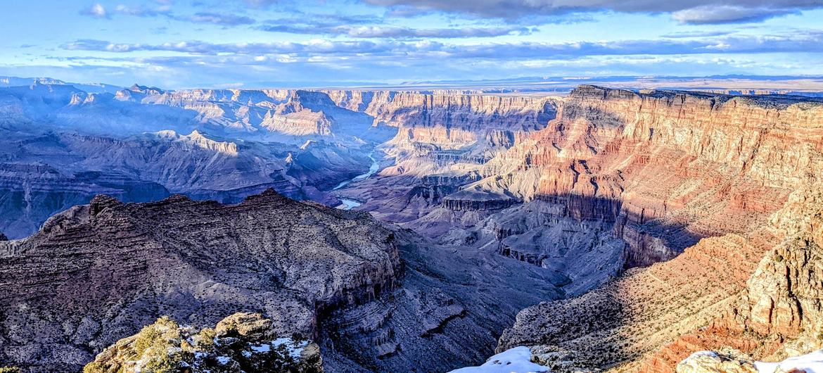 位于美国的大峡谷由科罗拉多河雕刻而成，1979年被联合国教科文组织列入著名的世界遗产名录，追溯了过去20亿年的地质历史。