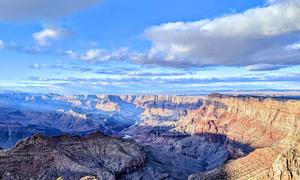 Esculpido por el río Colorado, el Gran Cañón, situado en Estados Unidos, fue inscrito en la prestigiosa lista del Patrimonio Mundial de la UNESCO en 1979 y recorre la historia geológica de los últimos dos mil millones de años.