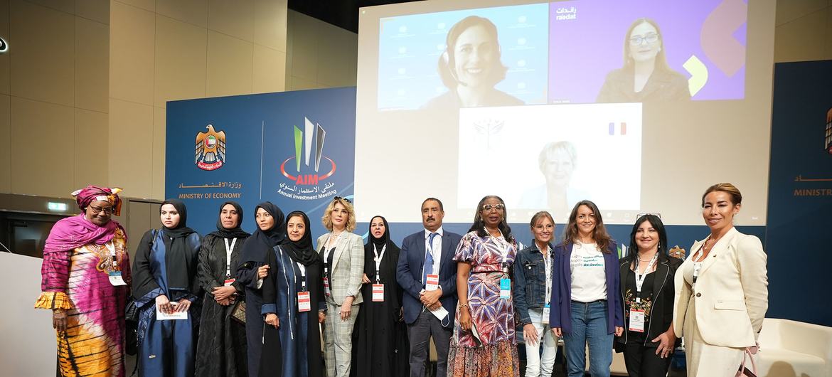 نساء مشاركات في فعاليات المنتدى الدولي لريادة الأعمال والاستثمار في دبي، آذار/مارس 2022