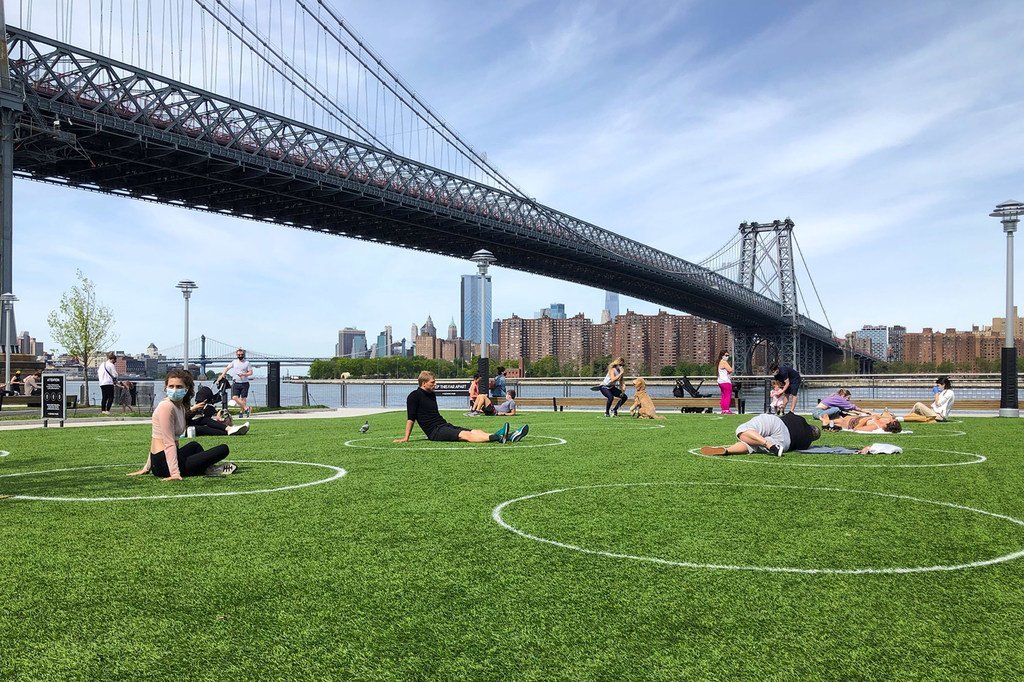 纽约布鲁克林的一个公园已进行划区，以在新冠大流行期间保持社交距离。