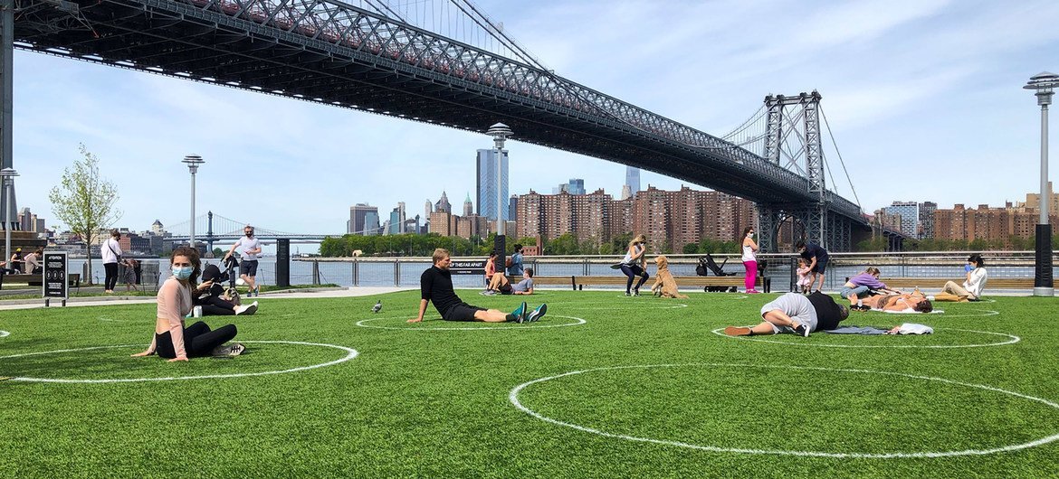 Un parque en Brooklyn, Nueva York, marca con círculos la distancia necesaria para no contagiarse de coronavirus