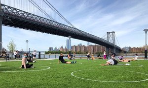 Un parque en Brooklyn, Nueva York, marca con círculos la distancia necesaria para no contagiarse de coronavirus