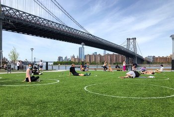 न्यूयॉर्क के ब्रुकलिन इलाक़े के एक पार्क में शारीरिक दूरी बरते जाने के लिए गोल घेरे बनाए गए हैं. 