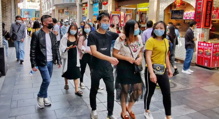 新冠疫情得到控制，管制部分放开后，居民戴上口罩重回深圳罗湖东门老街。