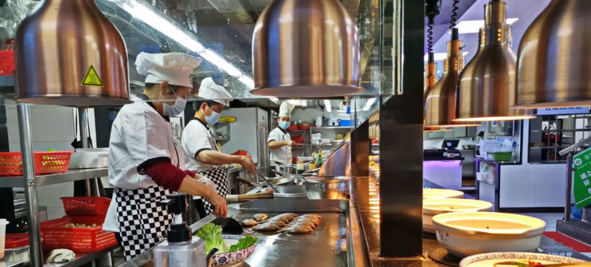 深圳华强北步行街的餐饮行业已重新开业。