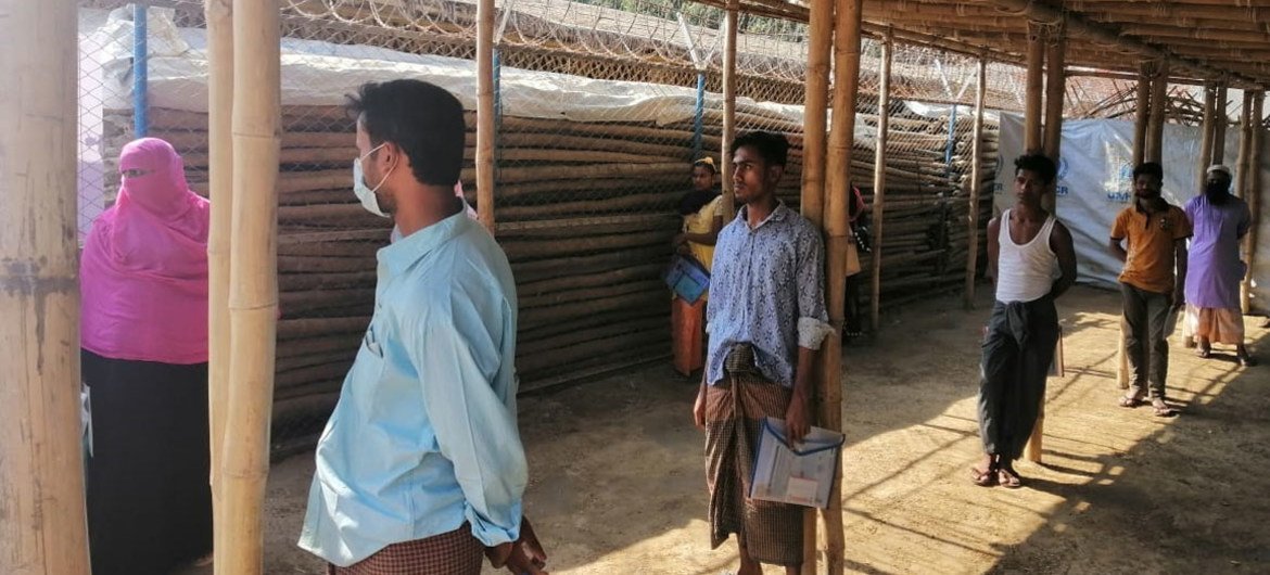 एक a2i परियोजना के ज़रिये, यूएनडीपी बाँग्लादेश के शिविरों में रहने वाले रोहिन्ज्याओं को अन्तरराष्ट्रीय बाज़ार से जोड़ने के लिये आवश्यक ऑनलाइन उपकरण प्रदान करती है.