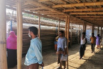 एक a2i परियोजना के ज़रिये, यूएनडीपी बाँग्लादेश के शिविरों में रहने वाले रोहिन्ज्याओं को अन्तरराष्ट्रीय बाज़ार से जोड़ने के लिये आवश्यक ऑनलाइन उपकरण प्रदान करती है.