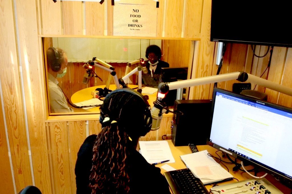 ديفيد شيرير، الممثل الخاص للأمين العام للأمم المتحدة لجنوب السودان وأووت دينق أكويل، وزيرة  التعليم في جنوب السودان مع طاقم راديو مرايا التابع لبعثة (أونميس)