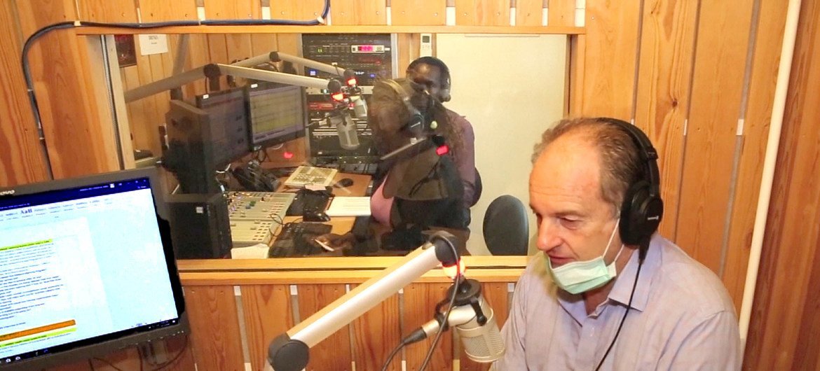 ديفيد شيرير، الممثل الخاص للأمين العام للأمم المتحدة لجنوب السودان مع طاقم راديو مرايا التابع لبعثة لأمم المتحدة في جنوب السودان (أونميس)