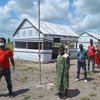 O distanciamento social está sendo praticado em centro de reassentamento no distrito de Dondo, como parte dos esforços em Moçambique para combater a propagação da covid-19..