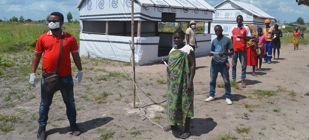 O distanciamento social está sendo praticado em centro de reassentamento no distrito de Dondo, como parte dos esforços em Moçambique para combater a propagação da covid-19..
