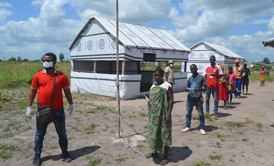 O distanciamento social está sendo praticado em centro de reassentamento no distrito de Dondo, como parte dos esforços em Moçambique para combater a propagação da Covid-19.