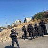 أفراد من الشرطة الإسرائيلية يتجمعون في حي الشيخ جراح بالقدس الشرقية حيث تدور مواجهات مستمرة مع سكان الحي المهددين بالإجلاء.