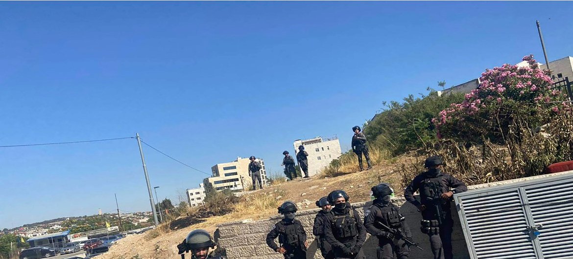 أفراد من الشرطة الإسرائيلية يتجمعون في حي الشيخ جراح بالقدس الشرقية حيث تدور مواجهات مستمرة مع سكان الحي المهددين بالإجلاء.