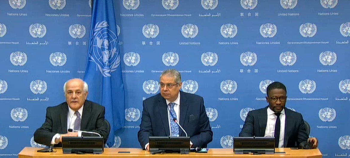 مراقب فلسطين الدائم لدى الأمم المتحدة، رياض منصور (يسار) ومندوب الجزائر الدائم لدى الأمم المتحدة سفيان ميموني (في الوسط) يقدمان إحاطة للصحفيين بشأن اجتماع الجمعية العامة يوم الخميس 20 أيار/مايو 2021.