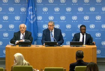 مراقب فلسطين الدائم لدى الأمم المتحدة، رياض منصور (يسار) ومندوب الجزائر الدائم لدى الأمم المتحدة سفيان ميموني (في الوسط) يقدمان إحاطة للصحفيين بشأن اجتماع الجمعية العامة يوم الخميس 20 أيار/مايو 2021.