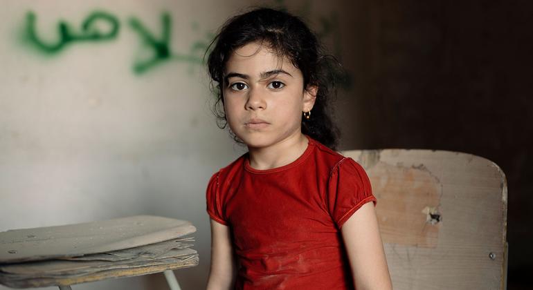 Tabarak vive no distrito ocidental devastado pela guerra na cidade velha de Mosul. Ela foi fotografada em uma sala de aula vazia na escola primária Al-Ekhlas, no bairro de Nabi Jarjis
