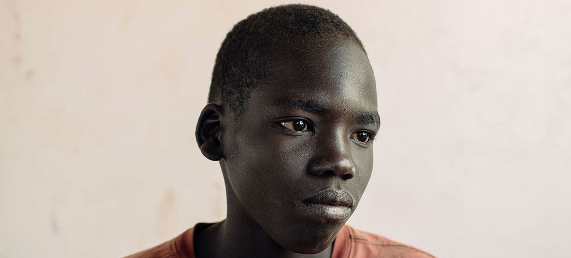 Kennedy, de 13 años, se desplazó a Uganda. Forma parte de los 2,3 millones de refugiados sursudaneses que huyeron del estallido de la guerra civil.