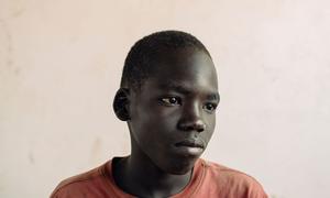 لجأ كينيدي، البالغ من العمر 13 سنة، إلى أوغندا. وهو من بين 2.3 مليون لاجئ من جنوب السودان فروا من جحيم الحرب الأهلية. 