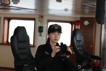 这名中国的见习大副在驾驶一艘船。