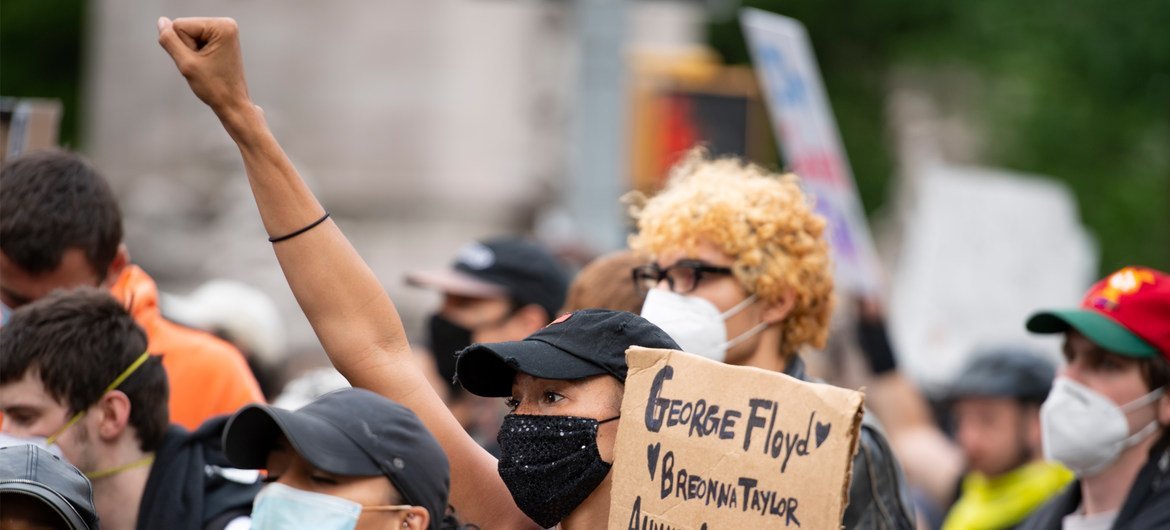 乔治·弗洛伊德遭警察暴力执法致死在美国纽约引发大规模反种族歧视游行。