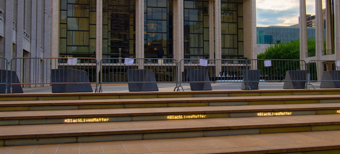 美国纽约大都会歌剧院门前的台阶上映出”黑人的命也是命“字样。