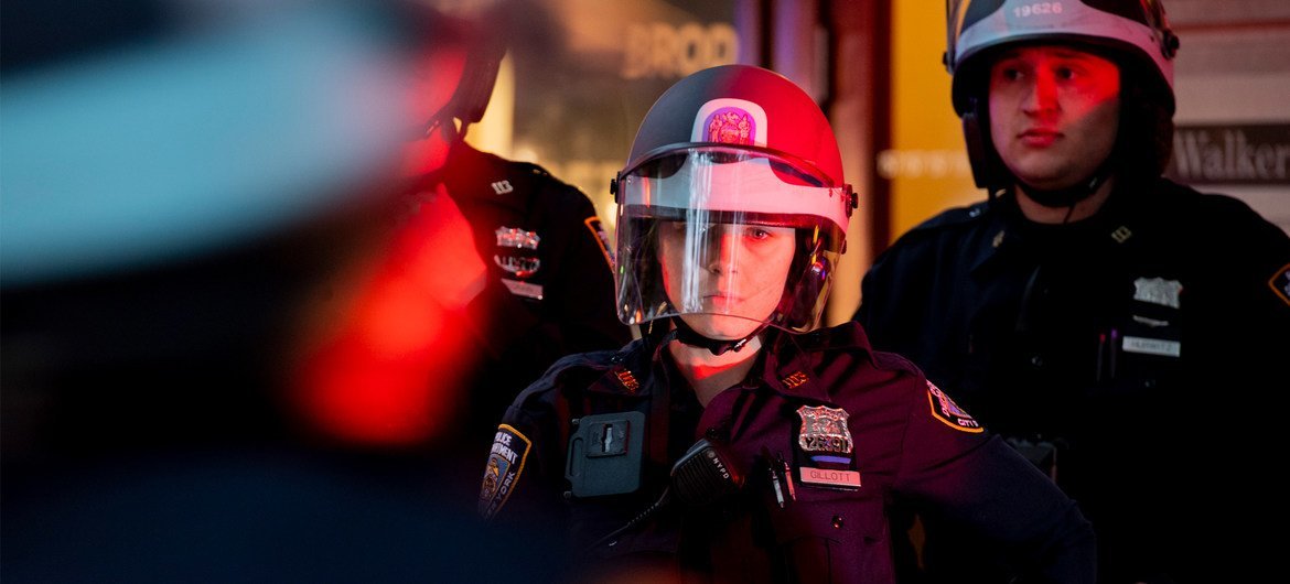 纽约警察在佛洛依德之死引发的反对种族主义抗议示威现场。