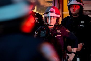 رجال الشرطة في مدينة نيويورك على أتم الجهوزية أثناء المظاهرات ضد العنصرية.
