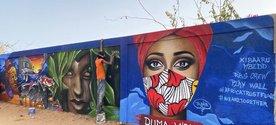  Artistas senegaleses pintaram murais na capital, Dacar, sobre a era da Covid-19
