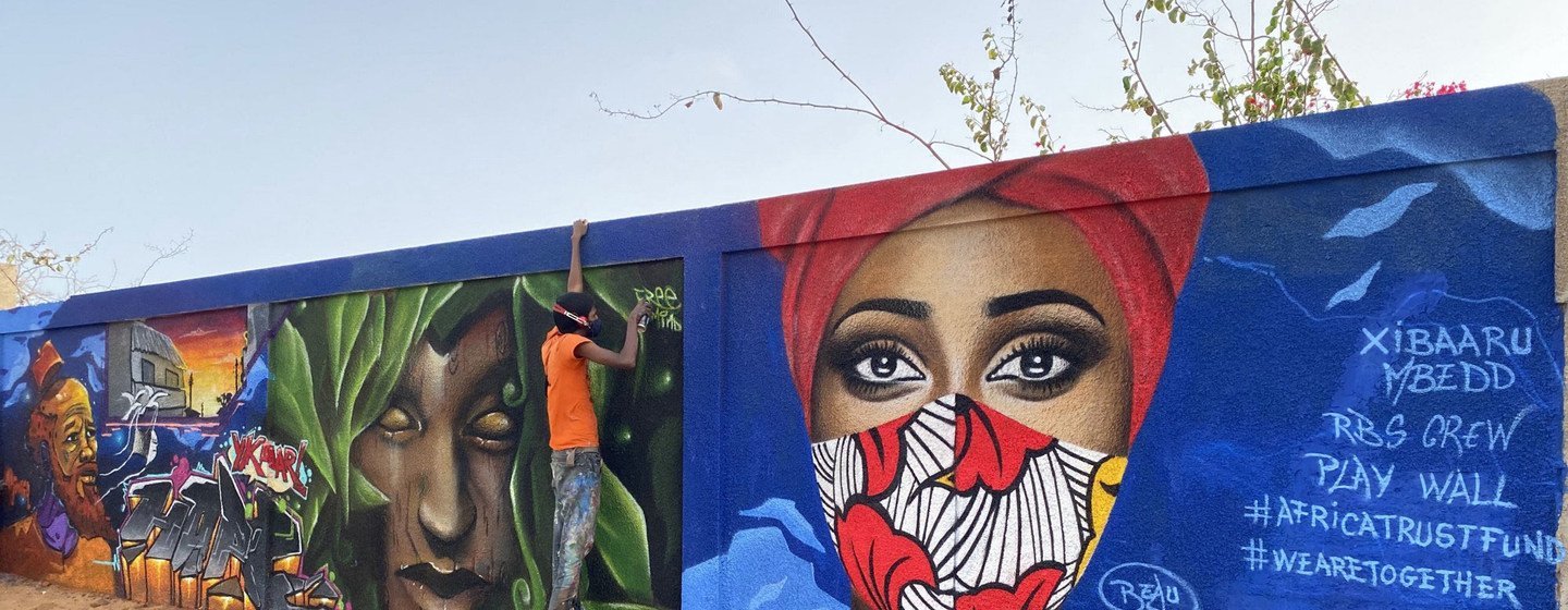 Des artistes sénégalais ont peint des peintures murales dans la capitale, Dakar, pour sensibiliser les gens à la Covid-19.