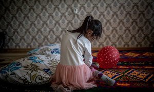 Une fillette de cinq ans joue dans l'appartement de sa famille au Kazakhstan, où l'UNICEF s'efforce d'éliminer la violence domestique par des visites à domicile.