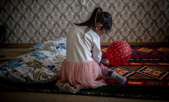 Пятилетняя девочка играет в квартире своей семьи в Казахстане, где ЮНИСЕФ помогает искоренять насилие в отношении детей