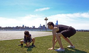 瑜伽教练乔恩·维特（Jon Witt）和他的儿子在美国泽西城练习瑜伽。