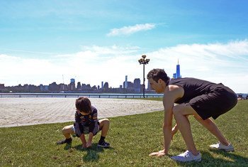 瑜伽教练乔恩·维特（Jon Witt）和他的儿子在美国泽西城练习瑜伽。