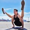 Jon Witt, maestro de yoga en Nueva York, practica una pose en Jersey City.