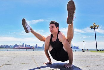 Jon Witt, maestro de yoga en Nueva York, practica una pose en Jersey City.