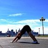 Jon Witt, professeur de yoga à New York, practique une pose.