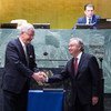 António Guterres recebe cumprimentos após ter prestado juramento pelo segundo mandato de cinco anos como secretário-geral das Nações Unidas