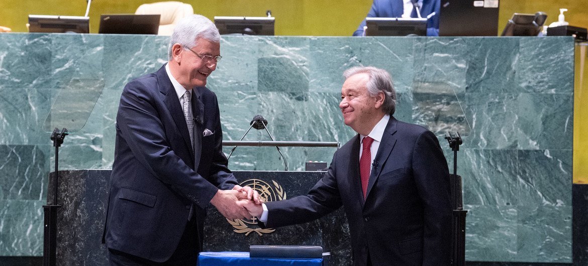 António Guterres recebe cumprimentos após ter prestado juramento pelo segundo mandato de cinco anos como secretário-geral das Nações Unidas