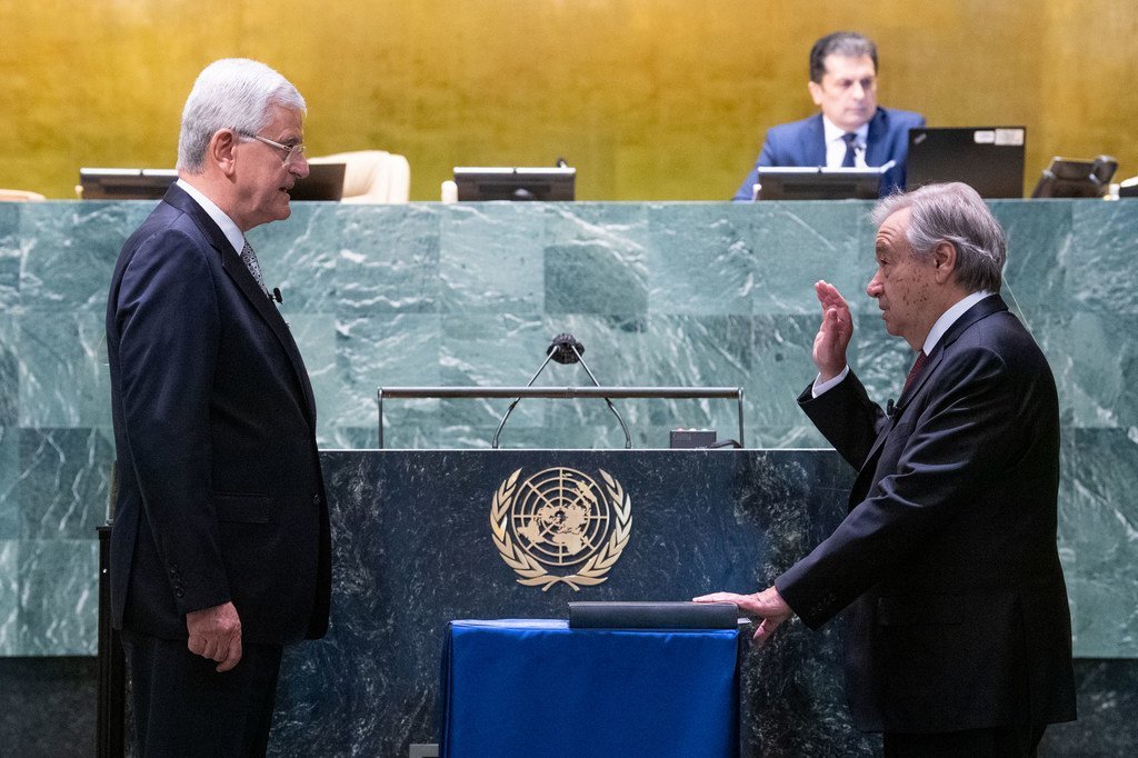 安东尼奥·古特雷斯(右)宣誓就任联合国秘书长，这是他的第二个五年任期。宣誓仪式由第七十五届联合国大会主席沃尔坎·博兹克尔主持。