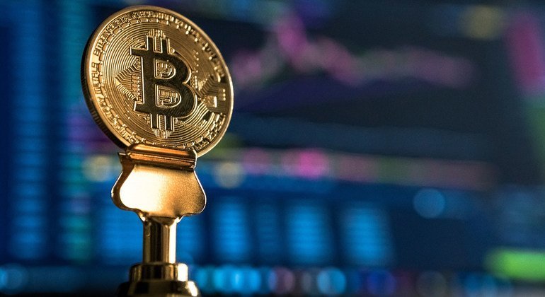 Bitcoin é uma moeda digital descentralizada que você pode comprar, vender e trocar diretamente, sem um intermediário como um banco