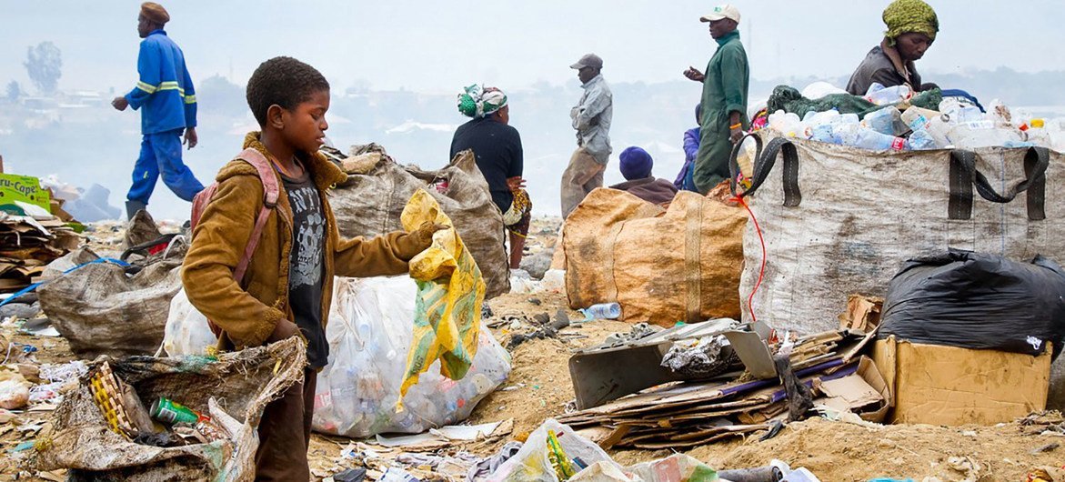 Des ramasseurs de déchets dans une décharge en Zambie.