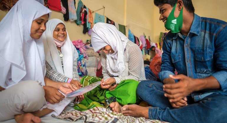 بعد سبعة أشهر من المحنة في البحر، التئام شمل لاجئ من الروهينجا مع شقيقته (في الوسط) في مقاطعة آتشيه في إندونيسيا.