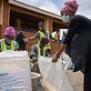 世界粮食计划署正在向马拉维一个难民营的难民提供现金转移，用于在当地市场购买食物。