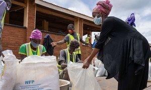 世界粮食计划署正在向马拉维一个难民营的难民提供现金转移，用于在当地市场购买食物。