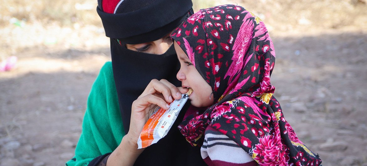 Des cliniques mobiles distribuent des compléments alimentaires aux enfants du Yémen.