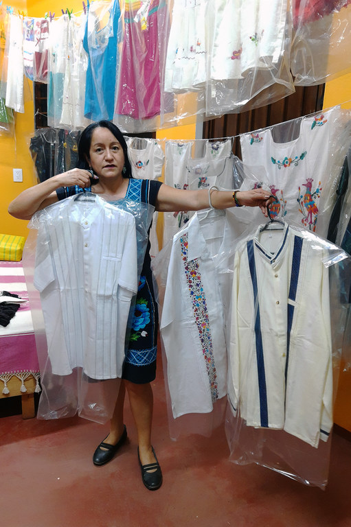 Algunos de los productos textiles que distribuyen las mujeres artesanas que trabajan con Nancy están relacionados con el telar, como camisas y sábanas.
