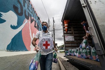 红十字国际委员会在巴西发放卫生用品和现金，帮助当地社区应对新冠疫情。