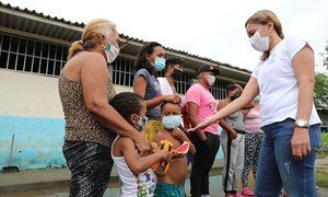 Familias venezolanaas migrantes regresando a su país en la pandemia de COVID.