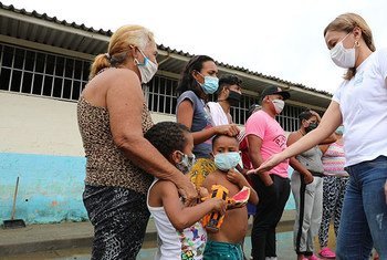 Familias venezolanaas migrantes regresando a su país en la pandemia de COVID.